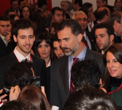 Don Felipe conversa con los jóvenes becados tras la entrega de las becas